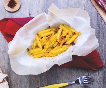 Penne met saffraan in papillote