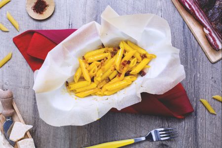 Penne met saffraan in papillote