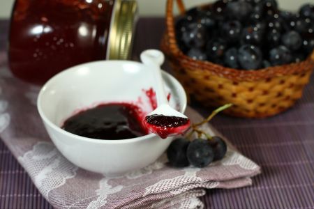 Jam van aardbeidruif en kaneel