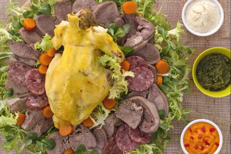 Gemengd gekookt vlees op zijn Piëmonts