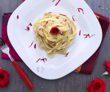 Tagliatelle met rozenblaadjes