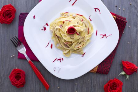 Tagliatelle met rozenblaadjes