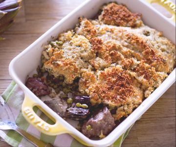 Gekruid lamsvlees met artisjokken en erwten