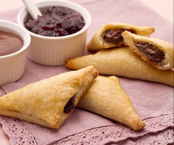 Ricotta-driehoeken met kersenjam