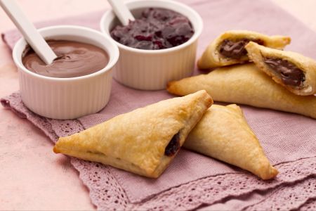 Ricotta-driehoeken met kersenjam