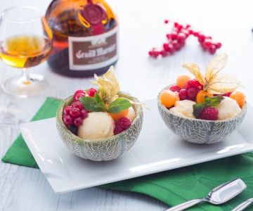 Gevulde meloen met fruit en ijs