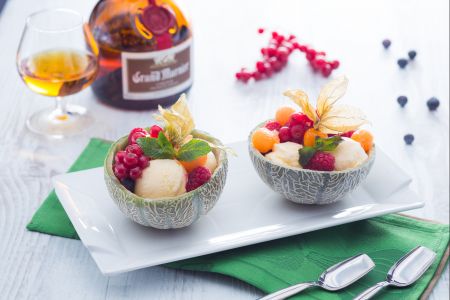 Gevulde meloen met fruit en ijs