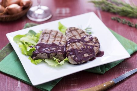 Gegrilde filet met gekruide rode wijnsaus
