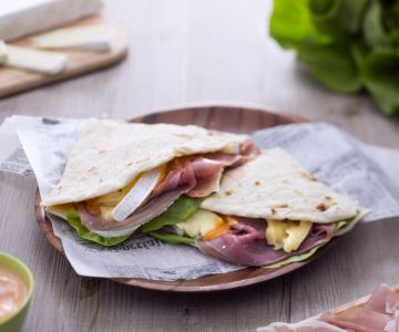 Piadina met rauwe ham, brie, sla en cocktailsaus