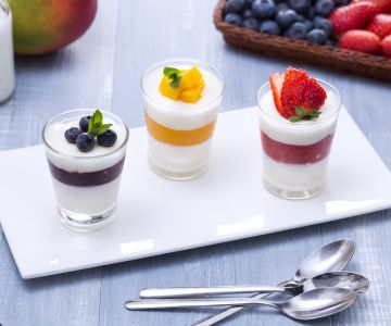 Trio panna cotta met aardbei, blauwe bes en mango