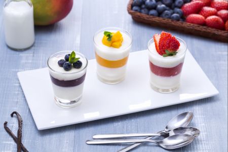 Trio panna cotta met aardbei, blauwe bes en mango