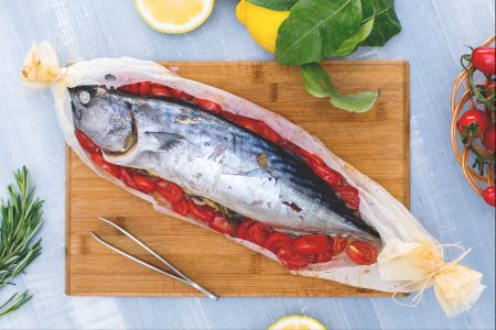 Bonito in papillote met kerstomaatjes