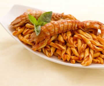 Strozzapreti met venusschelpen-saus