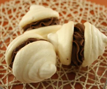 Dubbele meringues met chocolade slagroom