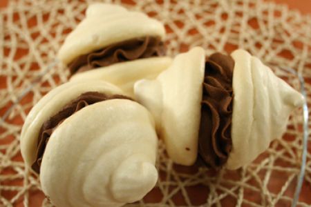 Dubbele meringues met chocolade slagroom