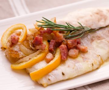 Zeebaars met pancetta en zoetzure uien en sinaasappels