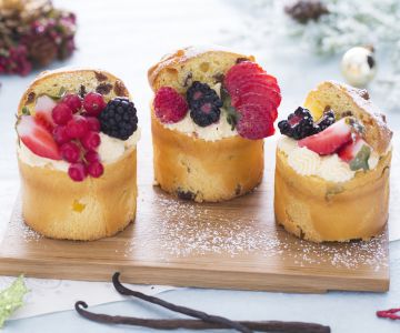 Kleine gevulde Panettones met room, crème en fruit