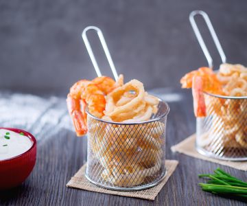 Gemengde gefrituurde calamares en garnalen met mayonaise en yoghurtsaus