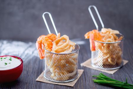 Gemengde gefrituurde calamares en garnalen met mayonaise en yoghurtsaus