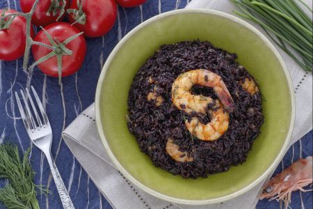 Zwarte rijst met garnalenstaarten