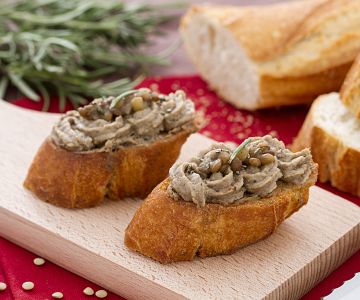 Crostini met linzencrème en rozemarijn