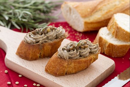 Crostini met linzencrème en rozemarijn