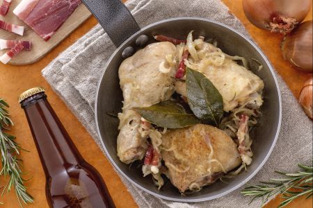 Kip met bier met uien en spek