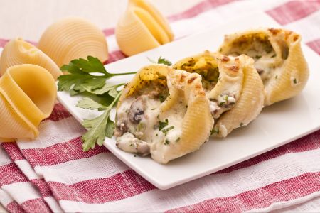 Gevulde schelpen met champignons, ham en bechamelsaus