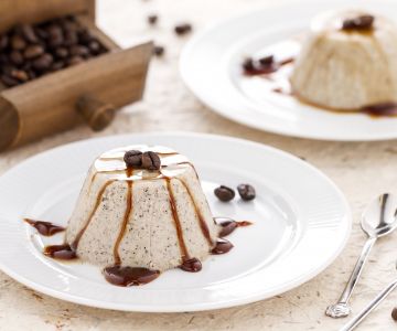 Nagerecht van room en ricotta met koffie