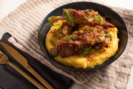 Varkensribbetjes met witte wijn en wilde venkel