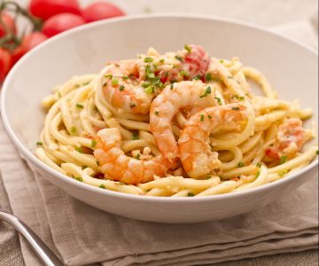 Troccoli in roze saus van Pachino-tomaatjes en garnalen