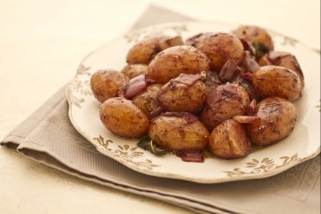 Nieuwe aardappelen in rode wijn