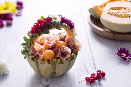 Mandjes van ham en meloen