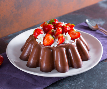 Chocoladepudding met slagroom en aardbeien