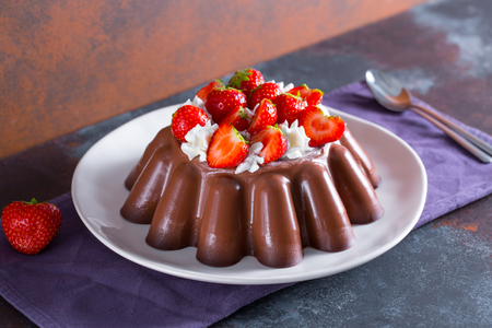 Chocoladepudding met slagroom en aardbeien