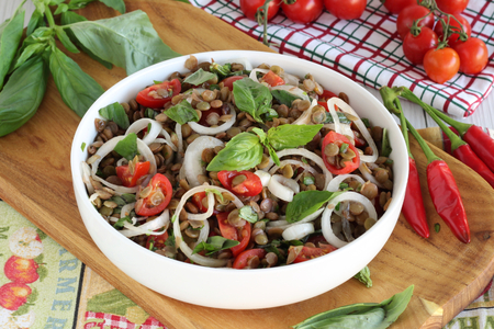 Linzensalade met tomaatjes en lenteui