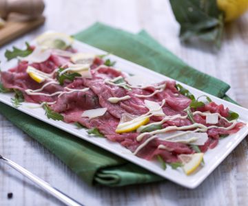 Rundvlees carpaccio met rucola en Parmezaanse kaas