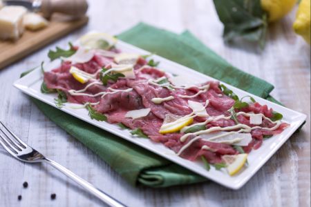Rundvlees carpaccio met rucola en Parmezaanse kaas