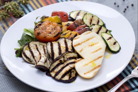 Salade met gerookte kaas en gegrilde groenten