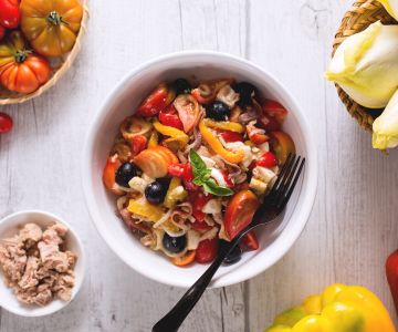 Salade met tonijn, mozzarella en paprika's