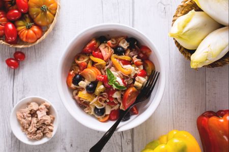 Salade met tonijn, mozzarella en paprika's