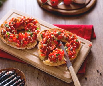 Friselle met tomaat en ansjovis