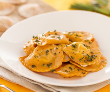 Rode ravioli met tomatensaus