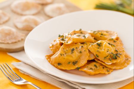 Rode ravioli met tomatensaus