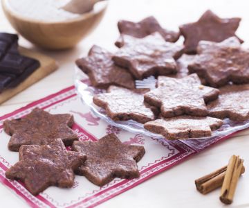 Knapperige Sterren met Chocolade en Kaneel