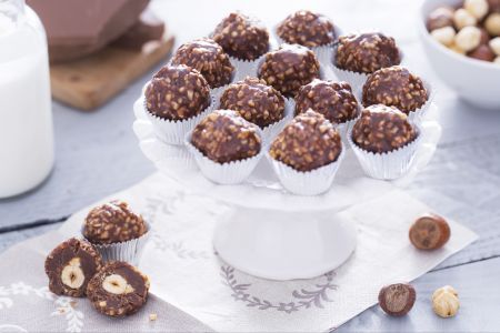 Pralines van chocolade en hazelnoten