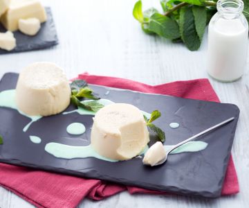 Wittechocolade bavarois met muntsaus