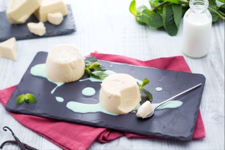 Wittechocolade bavarois met muntsaus