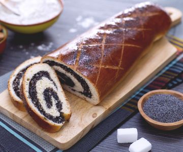 Maanzaadrol met amandelen en marsepein