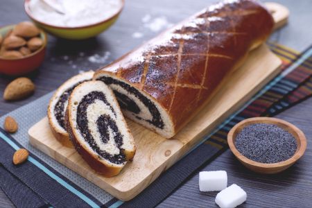 Maanzaadrol met amandelen en marsepein